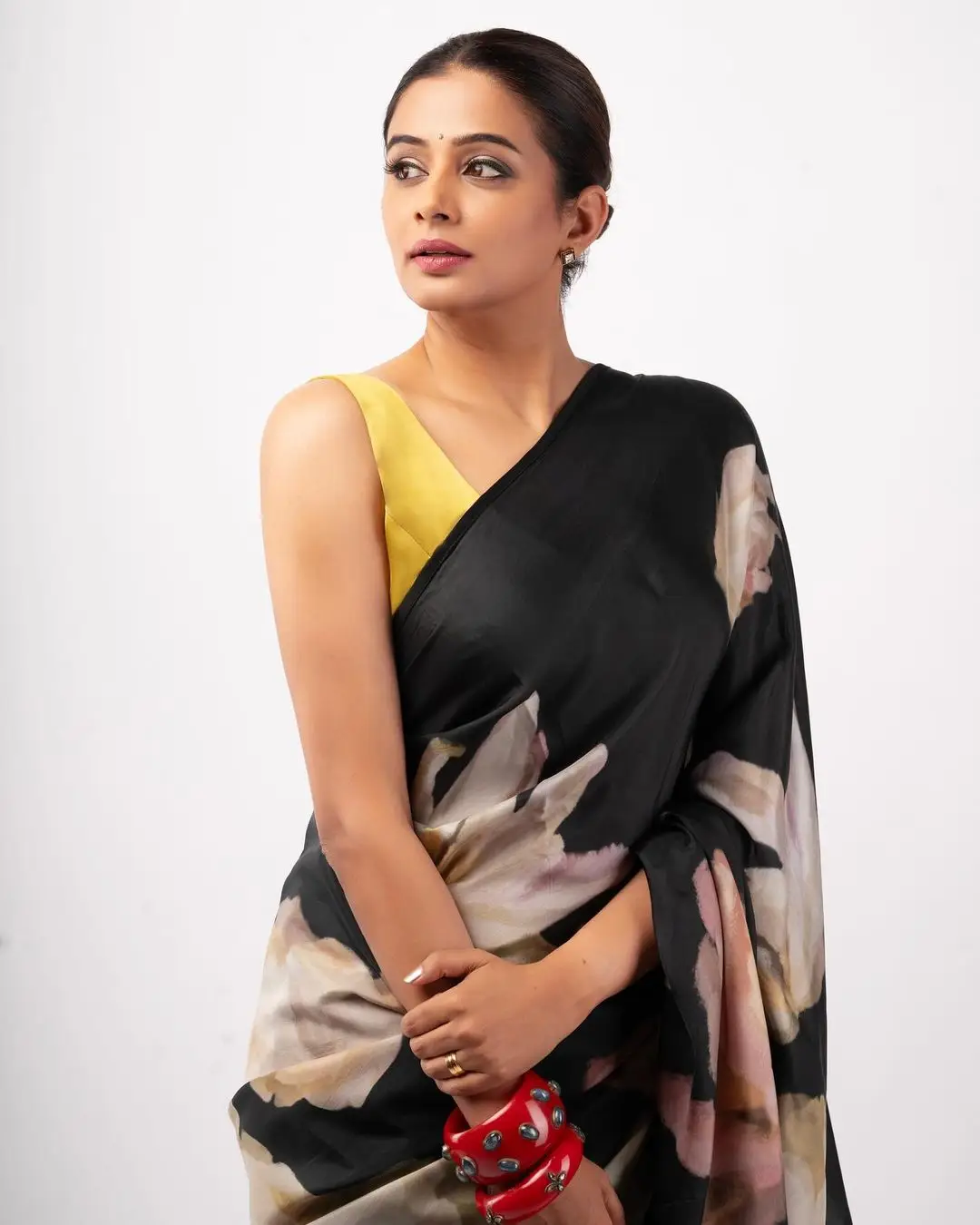 SOUTH INDIAN GIRL PRIYAMANI IN TRADITIONAL BLACK SAREE SLEEVELESS YELLOW BLOUSE 2